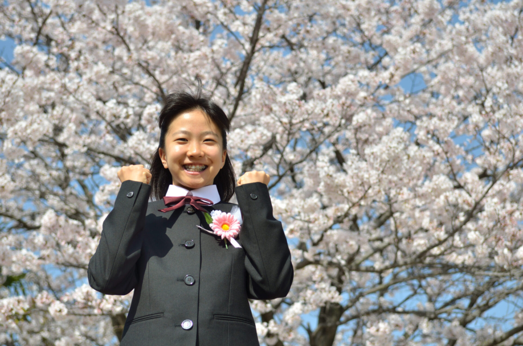 桜と制服を着た学生