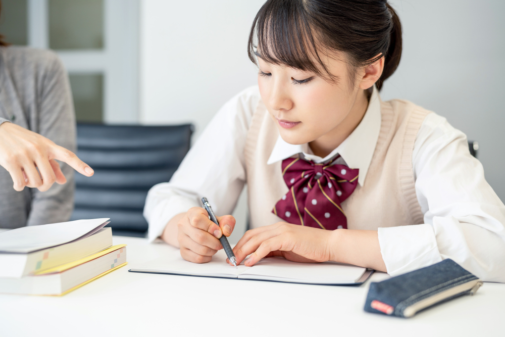 勉強する女子生徒