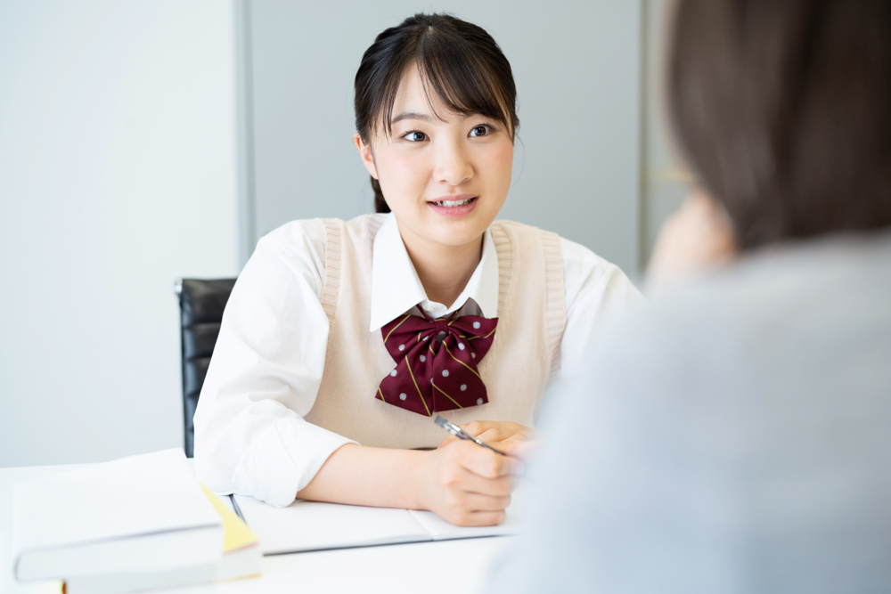 勉強する女子中学生