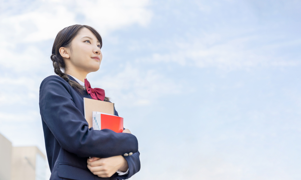 空を見上げる女子高校生